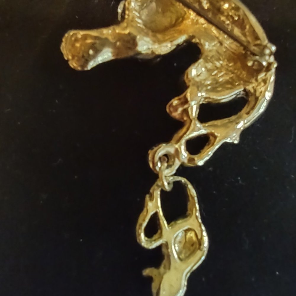 Vintage gold tone green-eyed cat with mouse brooch - Picture 2 of 3